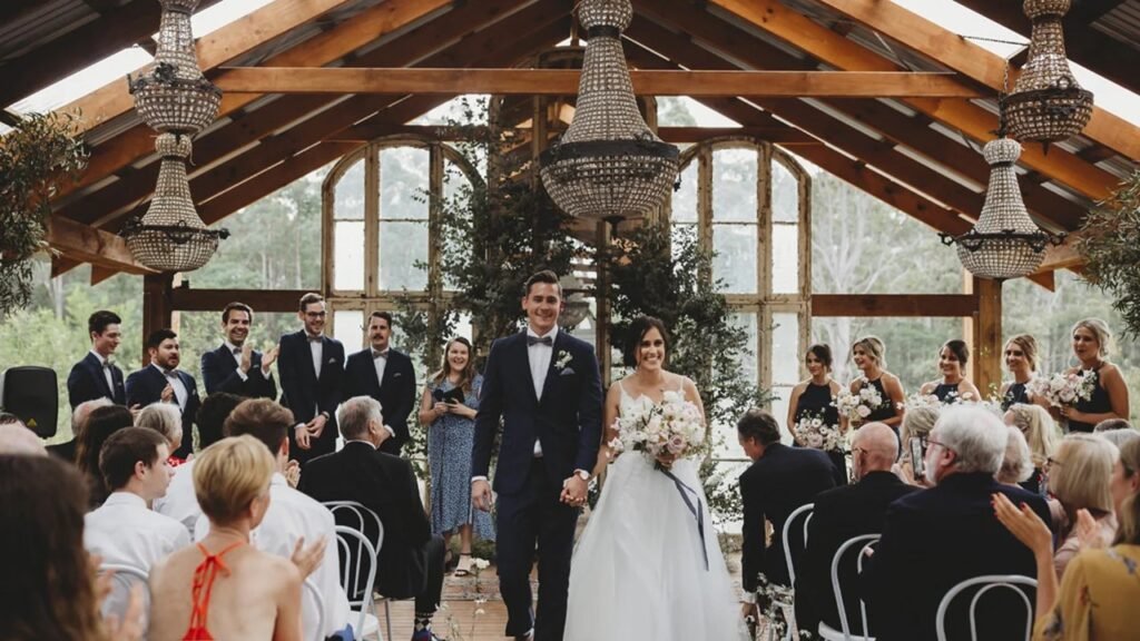 Cerimonia de casamento marca uma nova fase na vida dos noivos e seus familiares e amigos.